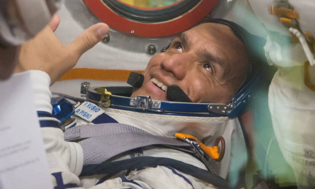 El astronauta de origen salvadoreño permanece varado en el espacio luego de que su nave sufriera un accidente.