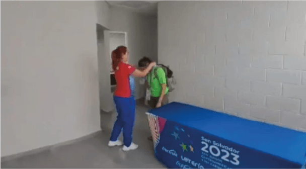 laina perez devuelve medalla