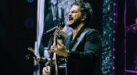 Ricardo Arjona canta durante su presentación en Miami como parte del "Blanco y Negro Tour".
