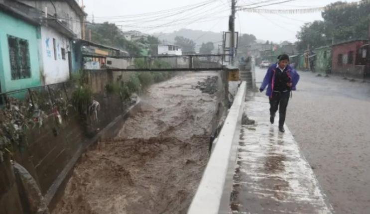 Insivumeh alerta que lluvias continuaran en Guatemala