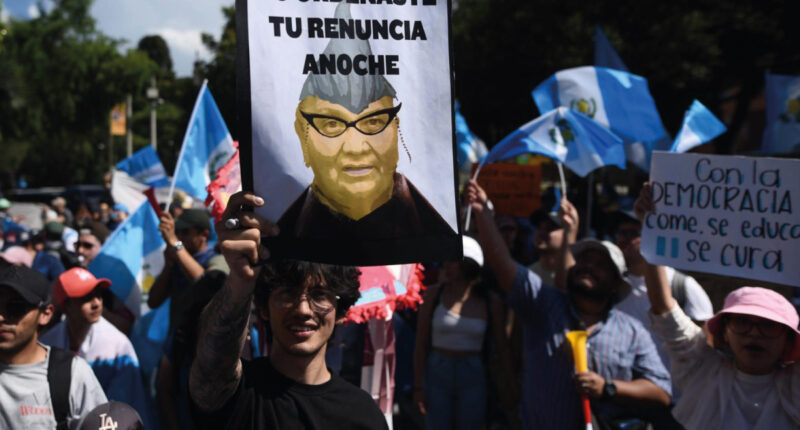 Guatemala suma más de una semana de protestas en contra del gobierno. Los manifestantes acusan a las autoridades de intentar dar un Golpe de Estado.