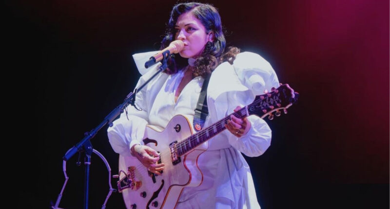 La cantante chilena Mon Laferte ha anunciado su llegada a Guatemala como parte de su tour del 2024.