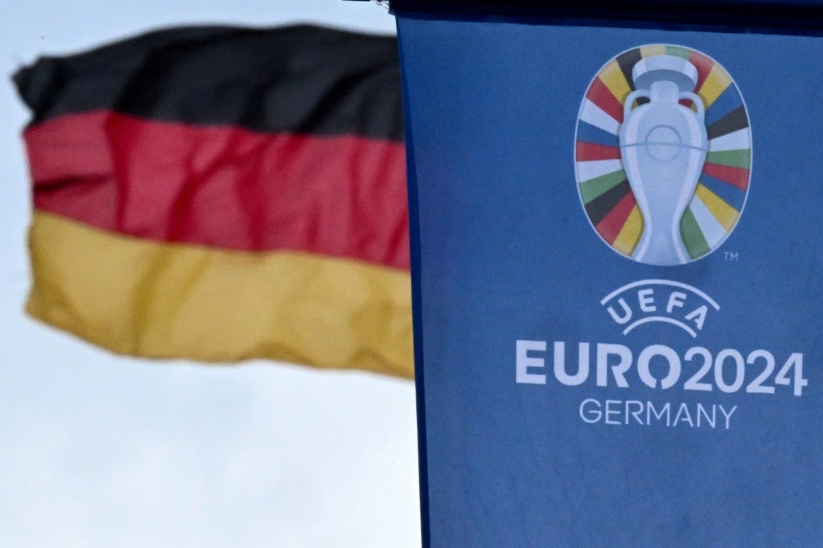 El logotipo del Campeonato Europeo de Fútbol de la UEFA Eurocopa 2024 se muestra en una bandera expuesta en el centro de la ciudad de Frankfurt am Main, en el oeste de Alemania, el 22 de mayo de 2024. - El Campeonato Europeo de Fútbol de la UEFA Euro 2024 se llevará a cabo del 14 de junio al 14 de julio en diez estadios alrededor de Alemania, incluido el estadio de fútbol Arena Frankfurt. (Foto de Kirill KUDRYAVTSEV / AFP)