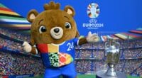 Eurocopa: Albaert, la mascota del Campeonato Europeo de Fútbol UEFA Euro 2024, posa junto a una maqueta del trofeo durante un evento promocional el 24 de mayo de 2024 en Berlín. (Foto por RALF HIRSCHBERGER / AFP)