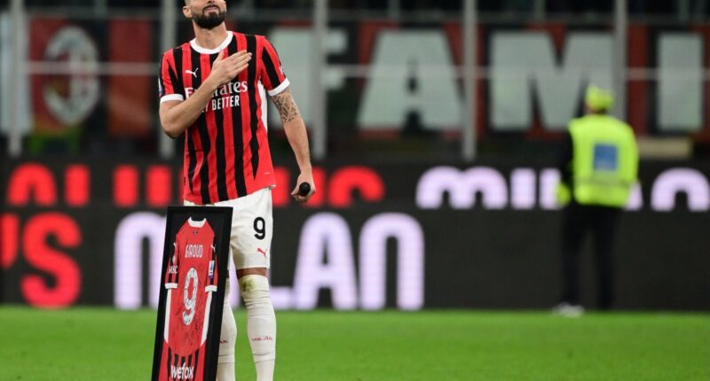 Eurocopa: El delantero francés del AC Milan #09, Olivier Giroud, saluda a los fanáticos mientras sostiene su camiseta enmarcada y firmada al final del último partido jugado para el AC Milan después del partido de fútbol de la Serie A italiana entre el AC Milan y el Salernitana en el estadio San Siro, en Milán, el 25 de mayo de 2024. (Foto por MARCO BERTORELLO / AFP)