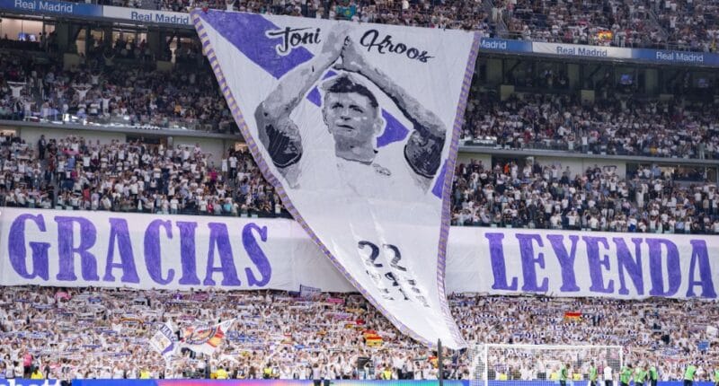 Eurocopa: Los aficionados del Real Madrid están coreografiando un homenaje a Toni Kroos del Real Madrid durante el partido de fútbol de La Liga EA Sports 2023/24 entre el Real Madrid y el Real Betis en el Estadio Santiago Bernabéu en Madrid, España, el 25 de mayo de 2024. (Foto por Alberto Gardin/NurPhoto) (Foto por Alberto Gardin / NurPhoto / NurPhoto vía AFP)