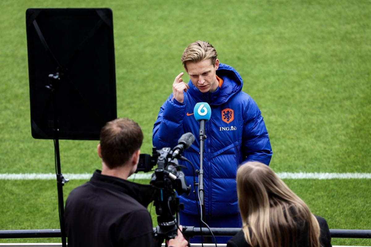El centrocampista Frenkie de Jong habla con los medios durante una sesión de entrenamiento de la selección holandesa como parte de los preparativos para el Campeonato Europeo de Fútbol de la UEFA de 2024, en el campus de la KNVB en Zeist, Países Bajos, el 2 de junio de 2024.