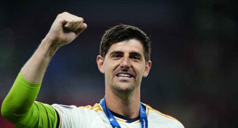 Thibaut Courtois, portero del Real Madrid y Bélgica, celebra la victoria tras el partido final de la UEFA Champions League 2023/24 entre el Borussia Dortmund y el Real Madrid CF en el estadio de Wembley el 1 de junio de 2024 en Londres, Inglaterra.