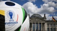 Una bola gigante del próximo Campeonato Europeo de Fútbol UEFA Euro 2024 se encuentra frente al edificio del Reichstag, que alberga el Bundestag (cámara baja del parlamento), el 13 de junio de 2024. (Foto de RALF HIRSCHBERGER / AFP)