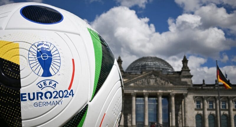 Una bola gigante del próximo Campeonato Europeo de Fútbol UEFA Euro 2024 se encuentra frente al edificio del Reichstag, que alberga el Bundestag (cámara baja del parlamento), el 13 de junio de 2024. (Foto de RALF HIRSCHBERGER / AFP)