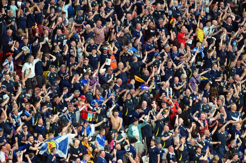 14 de junio de 2024, Baviera, Múnich: Fútbol, UEFA Euro 2024, Campeonato Europeo, Alemania - Escocia, Ronda preliminar, Grupo A, Jornada 1, Football Arena Múnich, Aficionados de Escocia animan a su equipo antes del inicio del partido. Foto: Peter Kneffel/dpa (Foto de PETER KNEFFEL / DPA / dpa Picture-Alliance vía AFP)
