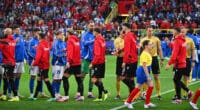 15 de junio de 2024, Renania del Norte-Westfalia, Dortmund: Fútbol, UEFA Euro 2024, Campeonato Europeo, Italia - Albania, ronda preliminar, Grupo B, jornada 1, estadio de Dortmund, Los jugadores de Albania (al frente) y de Italia se saludan antes del partido. Foto: Bernd Thissen/dpa (Foto de BERND THISSEN / DPA / dpa Picture-Alliance vía AFP)