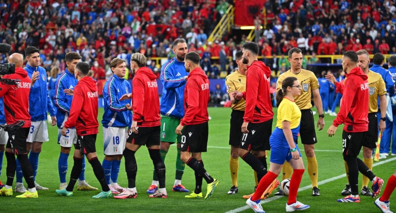 15 de junio de 2024, Renania del Norte-Westfalia, Dortmund: Fútbol, UEFA Euro 2024, Campeonato Europeo, Italia - Albania, ronda preliminar, Grupo B, jornada 1, estadio de Dortmund, Los jugadores de Albania (al frente) y de Italia se saludan antes del partido. Foto: Bernd Thissen/dpa (Foto de BERND THISSEN / DPA / dpa Picture-Alliance vía AFP)