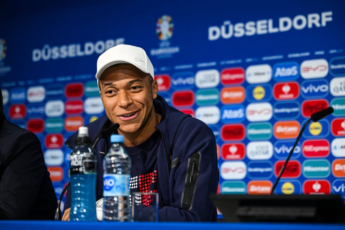 Esta foto de distribución tomada y publicada por la UEFA el 16 de junio de 2024 muestra al delantero francés número 10, Kylian Mbappé, durante una conferencia de prensa previa al día -1 en la Duesseldorf Arena en Düsseldorf, en la víspera de su partido de fútbol del Grupo D de la UEFA Euro 2024 contra Austria. (Foto de Frederic SCHEIDEMANN / UEFA / AFP) / RESTRINGIDO PARA USO EDITORIAL - CRÉDITO OBLIGATORIO "AFP PHOTO / UEFA" - NO USAR PARA CAMPAÑAS DE MARKETING O PUBLICIDAD - DISTRIBUIDO COMO UN SERVICIO A CLIENTES