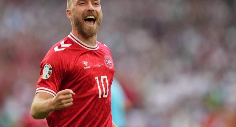 STUTTGART, ALEMANIA - 16 DE JUNIO: Christian Eriksen de Dinamarca celebra después de marcar un gol durante el partido de fútbol del Grupo C del Campeonato Europeo de Fútbol 2024 (EURO 2024) entre Eslovenia y Dinamarca en el Mercedes-Benz Arena en Stuttgart, Alemania, el 16 de junio de 2024. Foto: Mahmut Serdar Alakus / Anadolu (Foto de Mahmut Serdar Alakus / ANADOLU / Anadolu vía AFP)