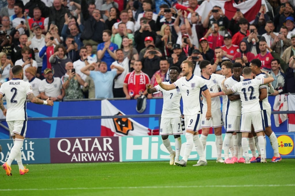 GELSENKIRCHEN, ALEMANIA - 16 DE JUNIO: Jugadores de Inglaterra celebran después de anotar un gol durante el partido de fútbol del Grupo C del Campeonato Europeo de Fútbol 2024 (EURO 2024) entre Serbia e Inglaterra en la Veltins-Arena en Gelsenkirchen, Alemania, el 16 de junio de 2024. Foto: Emin Sansar / Anadolu (Foto de Emin Sansar / ANADOLU / Anadolu vía AFP)