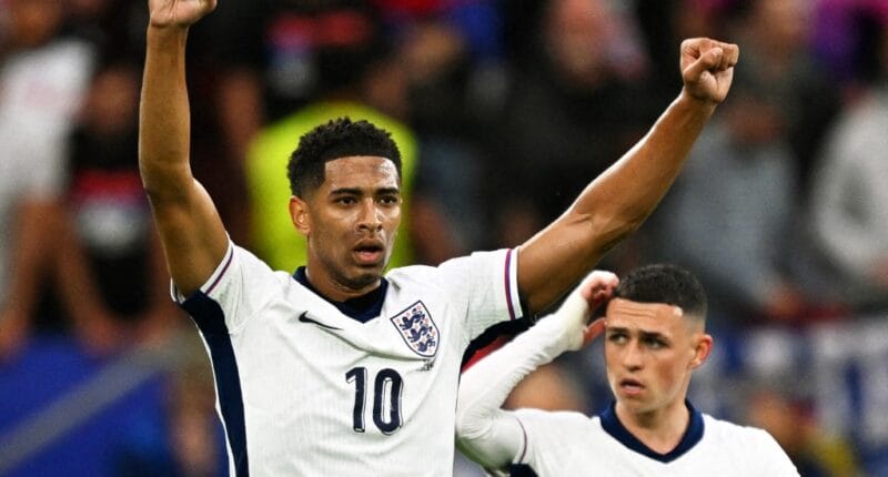 16 de junio de 2024, Renania del Norte-Westfalia, Gelsenkirchen: Fútbol, UEFA Euro 2024, Campeonato Europeo, Serbia - Inglaterra, ronda preliminar, Grupo C, jornada 1, Schalke Arena, Jude Bellingham (izquierda) de Inglaterra celebra su gol para el 1-0 junto a su compañero de equipo Phil Foden. Foto: Bernd Thissen/dpa (Foto de BERND THISSEN / DPA / dpa Picture-Alliance vía AFP)