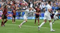 TOPSHOT - El delantero #09 de Eslovaquia, Robert Bozenik, celebra el primer gol de su equipo durante el partido de fútbol del Grupo E de la UEFA Euro 2024 entre Bélgica y Eslovaquia en el Frankfurt Arena en Frankfurt am Main el 17 de junio de 2024. (Foto de THOMAS KIENZLE / AFP)