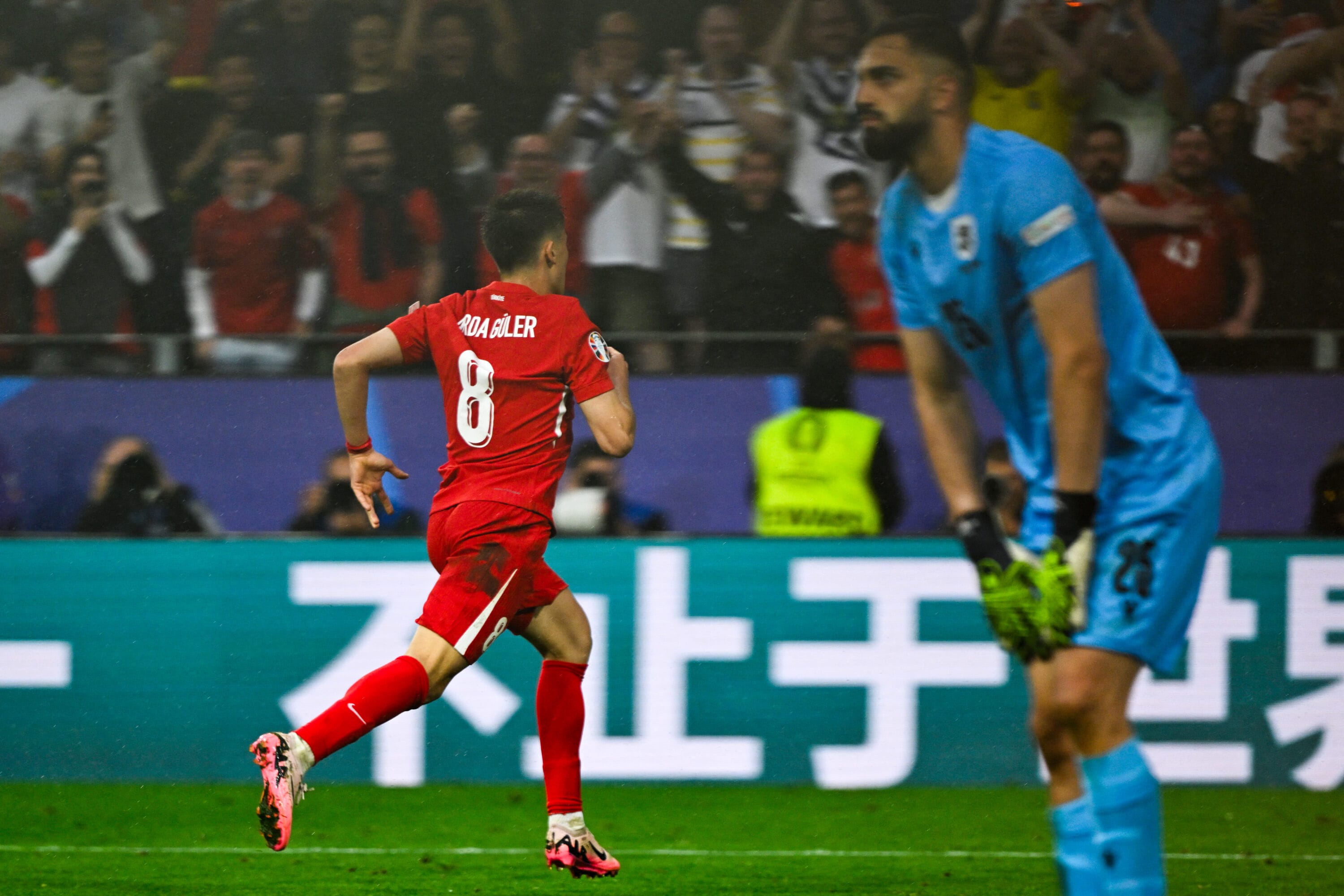 El delantero #08 de Turquía, Arda Guler (izquierda), celebra después de marcar el segundo gol de su equipo junto al portero #25 de Georgia, Giorgi Mamardashvili, durante el partido de fútbol del Grupo F de la UEFA Euro 2024 entre Turquía y Georgia en el BVB Stadion en Dortmund el 18 de junio de 2024. (Foto de INA FASSBENDER / AFP)
