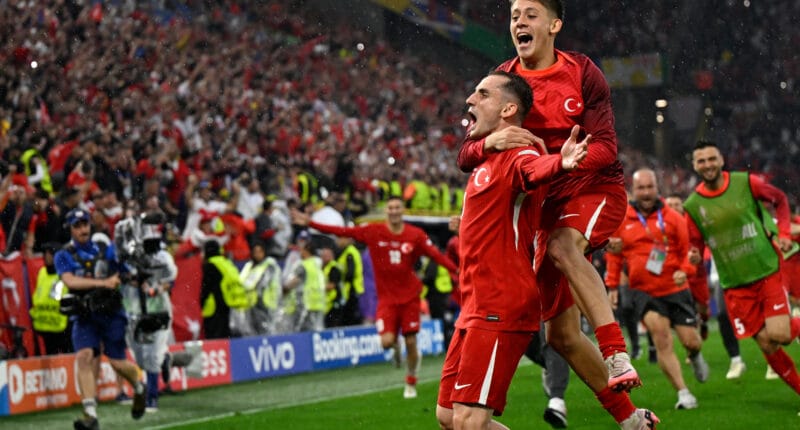 TOPSHOT - El delantero #07 de Turquía, Kerem Akturkoglu (izquierda), celebra después de marcar el tercer gol de su equipo junto al delantero #08 Arda Guler durante el partido de fútbol del Grupo F de la UEFA Euro 2024 entre Turquía y Georgia en el BVB Stadion en Dortmund el 18 de junio de 2024. (Foto de INA FASSBENDER / AFP)