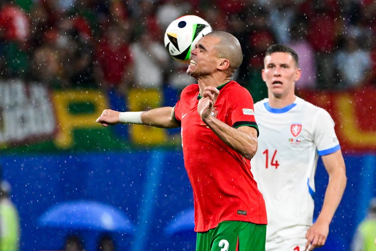El defensor #03 de Portugal, Pepe, cabecea el balón durante el partido de fútbol del Grupo F de la UEFA Euro 2024 entre Portugal y la República Checa en el Estadio de Leipzig en Leipzig el 18 de junio de 2024. (Foto de JOHN MACDOUGALL / AFP)