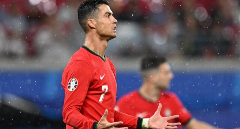 TOPSHOT - Cristiano Ronaldo, delantero #07 de Portugal, reacciona durante el partido de fútbol del Grupo F de la UEFA Euro 2024 entre Portugal y la República Checa en el Estadio de Leipzig en Leipzig el 18 de junio de 2024. (Foto de PATRICIA DE MELO MOREIRA / AFP)