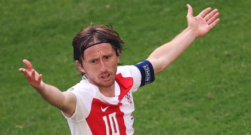 TOPSHOT - El centrocampista #10 de Croacia, Luka Modric, reacciona durante el partido de fútbol del Grupo B de la UEFA Euro 2024 entre Croacia y Albania en el Volksparkstadion en Hamburgo el 19 de junio de 2024. (Foto de Ronny HARTMANN / AFP)