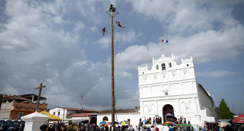 La tradicional Danza del Palo Volador es una de las más vistosas de Guatemala.