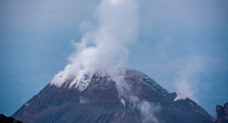 asenso prohibido volcan santiaguito 2025