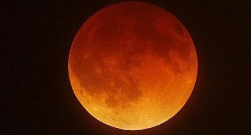 luna gusano eclipse lunar marzo 2025