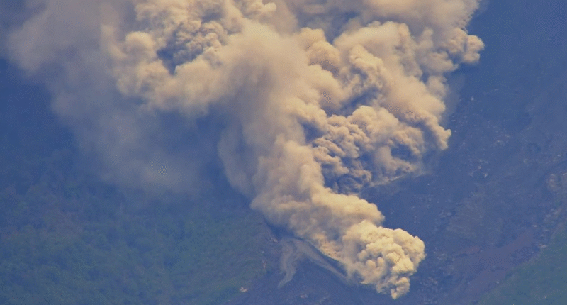 erupcion volcan fuego junio 2025